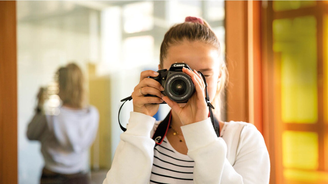 Mediamatikerin beim Fotografieren