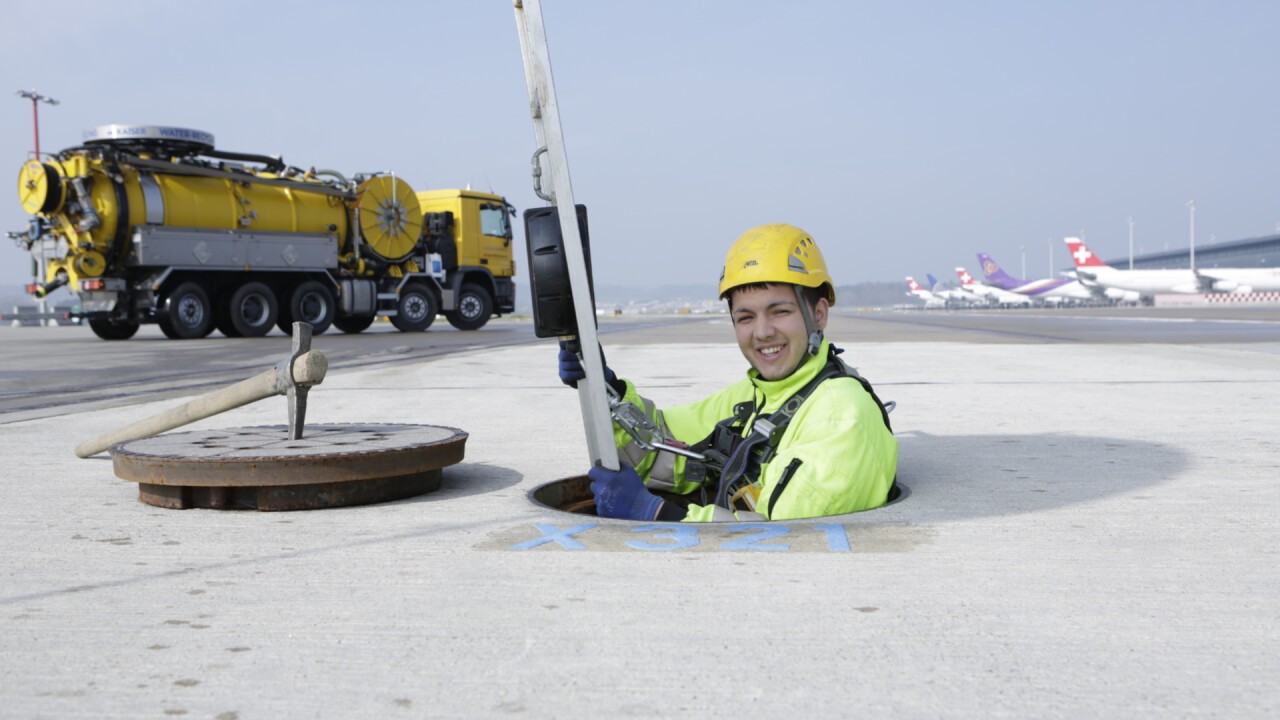 Die Entwässerungstechnolog:innen am Flughafen Zürich arbeiten oft mitten auf dem Vorfeld, ganz nahe bei Flugzeugen.